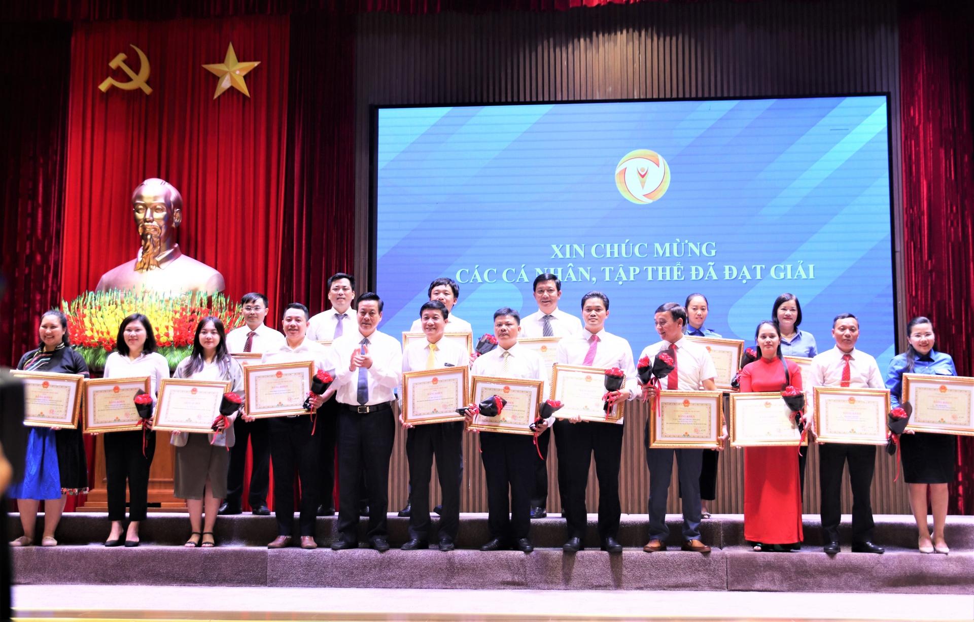Chủ tịch UBND tỉnh Nguyễn Văn Sơn tặng Bằng khen cho các tập thể có thành tích xuất sắc trong công tác chuyển đổi số.