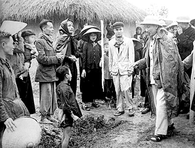 Chủ tịch Hồ Chí Minh thăm hỏi nhân dân xã Tân Phong, huyện Bình Xuyên, tỉnh Vĩnh Phúc, ngày 12/2/1956. (Ảnh tư liệu)