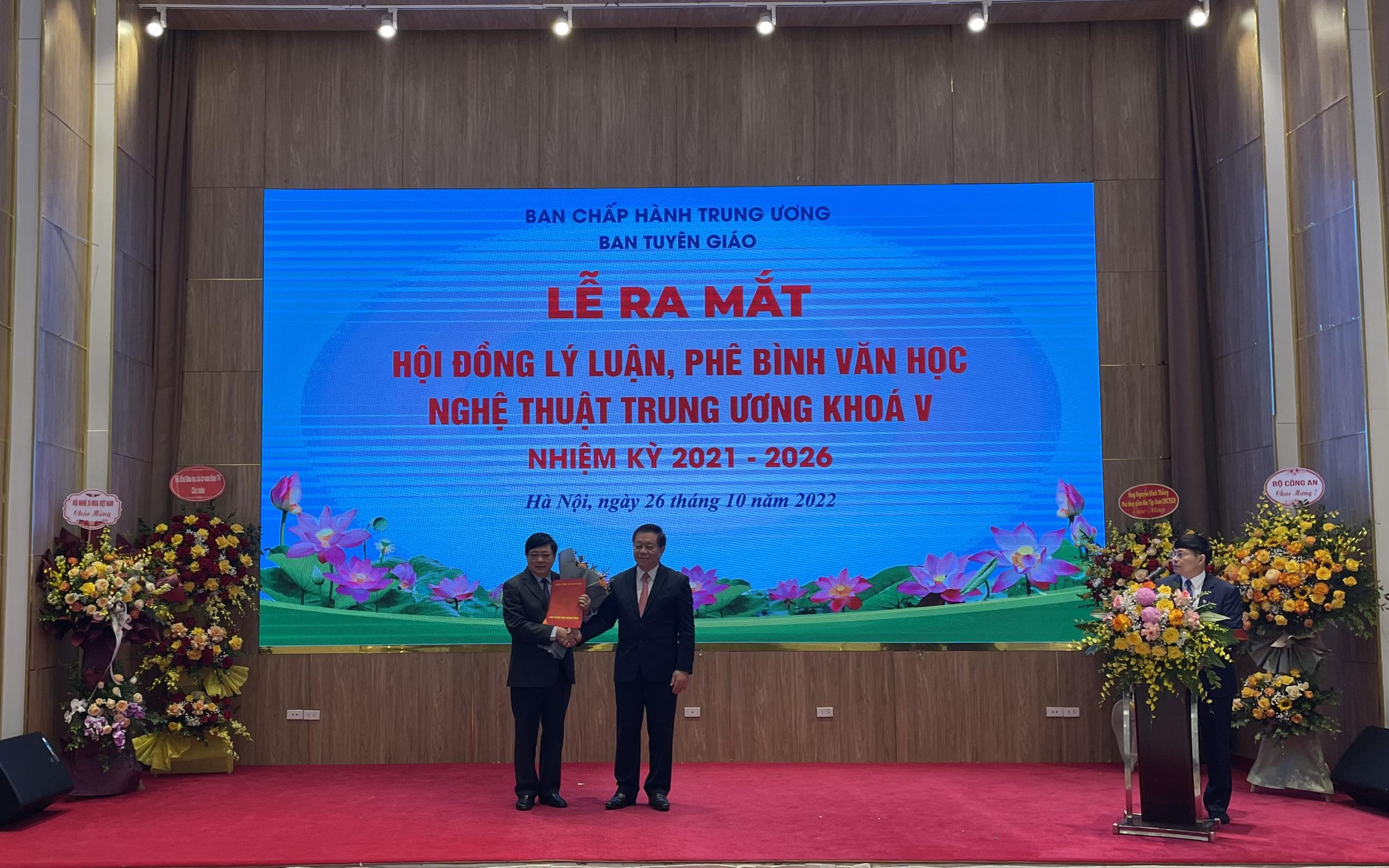Đồng chí Nguyễn Trọng Nghĩa - Bí thư trung ương Đảng, Trưởng ban Tuyên giáo Trung ương trao quyết định cho đồng chí Nguyễn Thế Kỷ