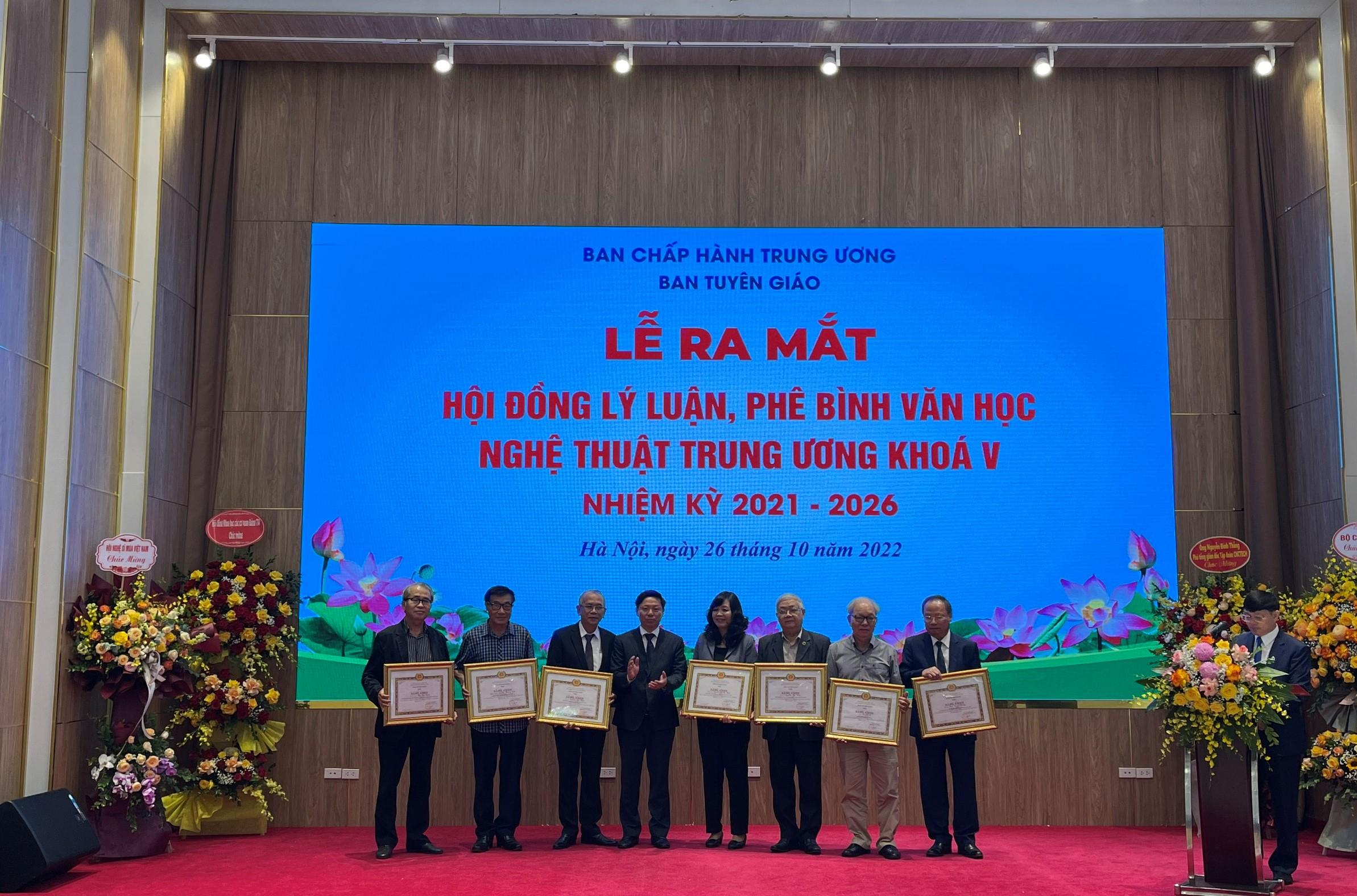 Đồng chí Trần Thanh Lâm - Phó Trưởng ban Tuyên giáo Trung ương trao bằng khen cho các đồng chí tham gia Hội đồng khóa IV.