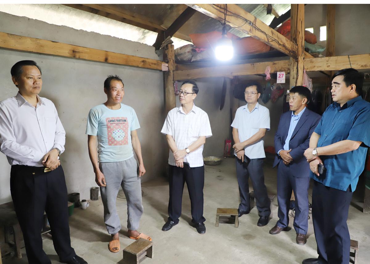 Đồng chí Thào Hồng Sơn thăm hộ gia đình anh Cử Mí Sính được hỗ trợ làm nhà ở theo Quyết định 1953 tại thôn Phiêng Luông.