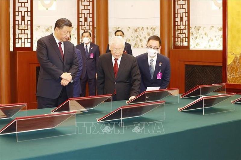 Tổng Bí thư Nguyễn Phú Trọng cùng Tổng Bí thư, Chủ tịch Trung Quốc Tập Cận Bình chứng kiến các văn kiện đã được các bộ, ngành, địa phương hai nước ký kết. (Ảnh: Trí Dũng – TTXVN)