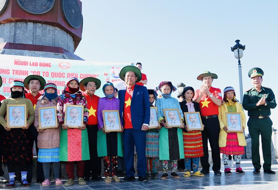 Các đại biểu trao ảnh chân dung Chủ tịch Hồ Chí Minh cho bà con xã Lũng Cú.