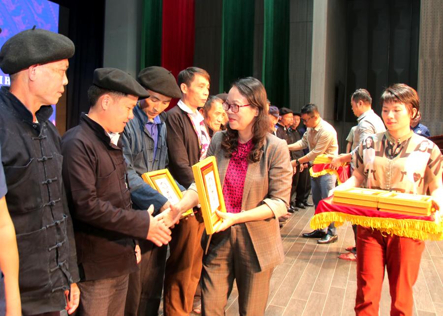 Thứ trưởng, Phó Chủ nhiệm Ủy ban Dân tộc Hoàng Thị Hạnh tặng quà cho các đại biểu người có uy tín.