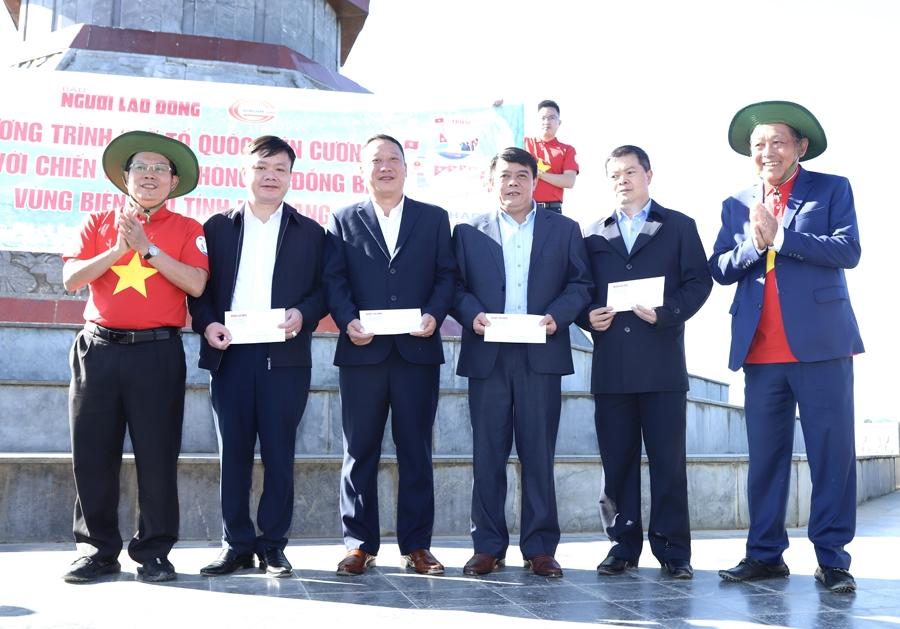 Đồng chí Trương Hòa Bình và Tổng Biên tập Báo Người Lao Động trao biểu trưng tặng Quỹ khuyến học 4 huyện vùng cao mỗi huyện 100 triệu đồng.