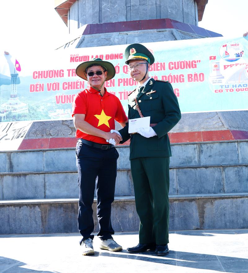 Ông Nguyễn Ngọc Thủy, Tổng giám đốc Công ty Cổ phần Him Lam trao kinh phí hỗ trợ Đồn Biên phòng Lũng Cú thực hiện mô hình Con nuôi Đồn Biên phòng