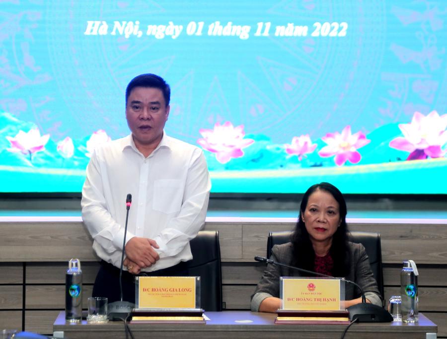 Phó Chủ tịch Thường trực UBND tỉnh Hoàng Gia Long báo cáo với Ủy ban Dân tộc về tình hình phát triển KT - XH của tỉnh và các chính sách người có uy tín trên địa bàn.