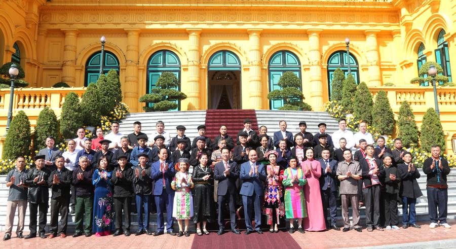 Chủ tịch nước chụp ảnh lưu niệm với người có uy tín tỉnh Hà Giang