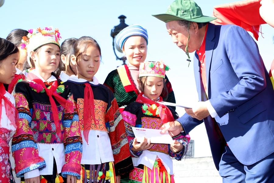 Nguyên Phó Thủ tướng Thường trực Chính phủ Trương Hòa Bình tặng quà cho học sinh xã Lũng Cú.
