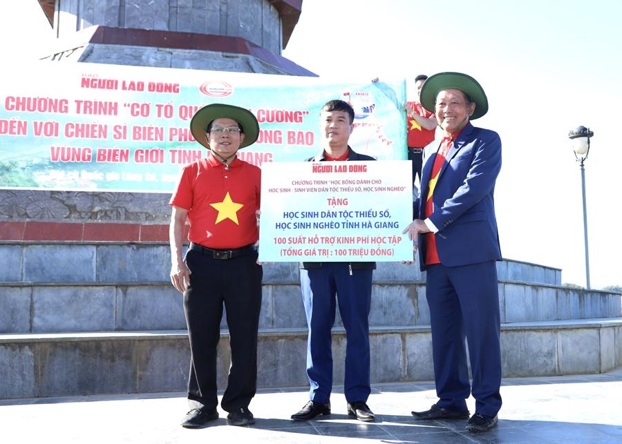 Đồng chí Trương Hòa Bình và Tổng Biên tập Báo Người Lao Động trao biểu trưng tặng 100 suất quà cho học sinh nghèo tỉnh Hà Giang