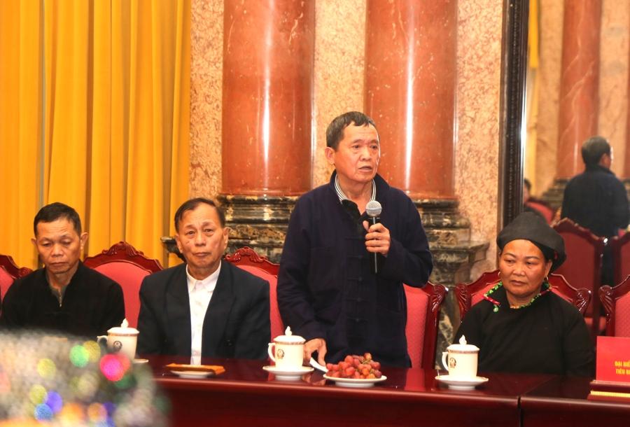 người có uy tín Vàng Xín Dư huyện Quản Bạ phát biểu tại buổi gặp mặt.