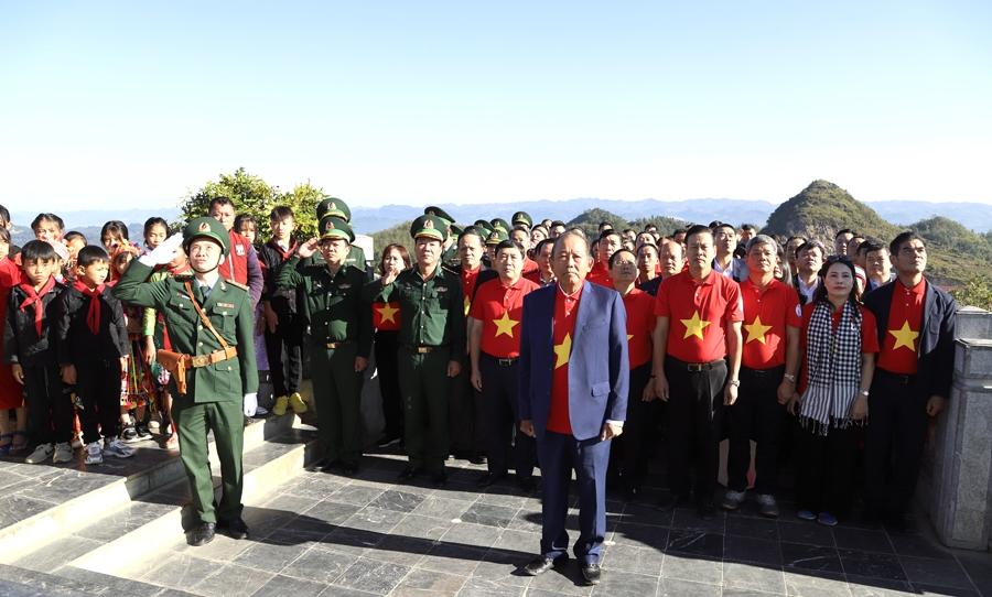 Nguyên Phó Thủ tướng Thường trực Chính phủ Trương Hòa Bình cùng các đại biểu thực hiện nghi lễ Chào cờ tại Cột cờ Quốc gia Lũng Cú