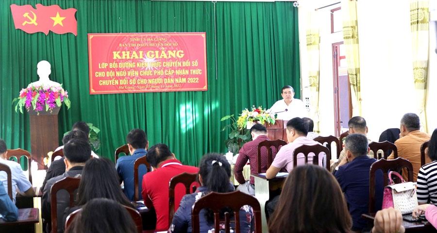 Phó Trưởng ban Thường trực Ban Tổ chức Tỉnh ủy Nguyễn Văn Tuệ phát biểu tại buổi khai giảng.
