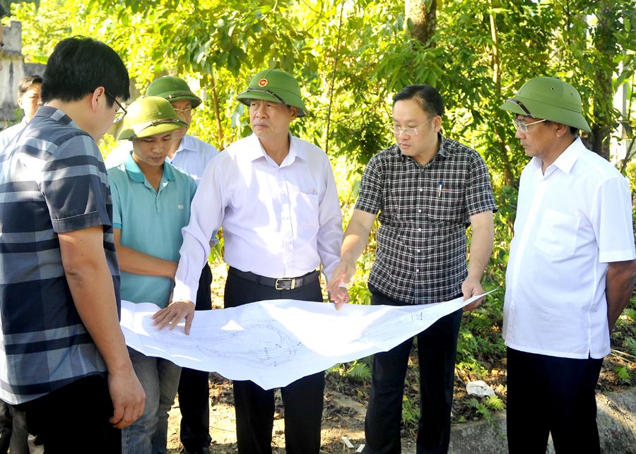 Chủ tịch UBND tỉnh Nguyễn Văn Sơn kiểm tra bản đồ nút giao đường cao tốc với Quốc lộ 279 thuộc địa phận thôn Khiềm, xã Quang Minh.