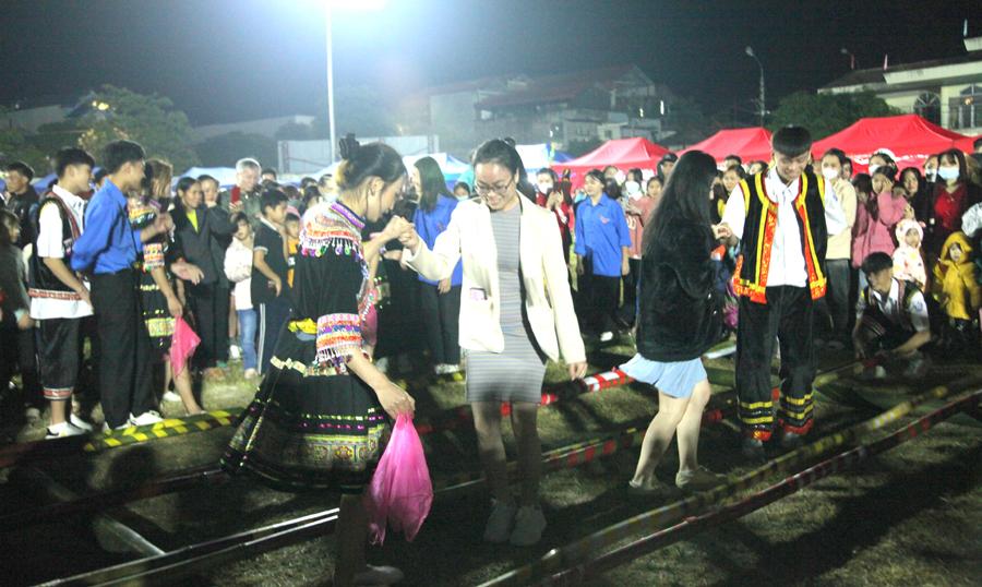 Nhân dân, du khách trải nghiệm các hoạt động của chợ đêm.