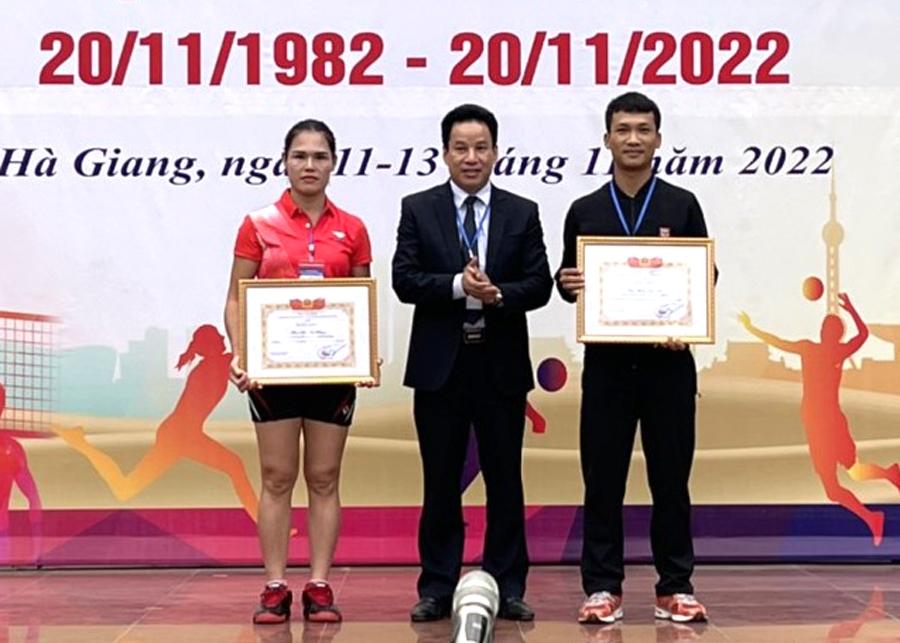 Đồng chí Nguyễn Thế Bình, Giám đốc Sở GD&ĐT trao giấy khen cho 2 cá nhân đạt thành tích xuất sắc tham gia Hội thao Người Giáo viên Nhân dân toàn quốc.
