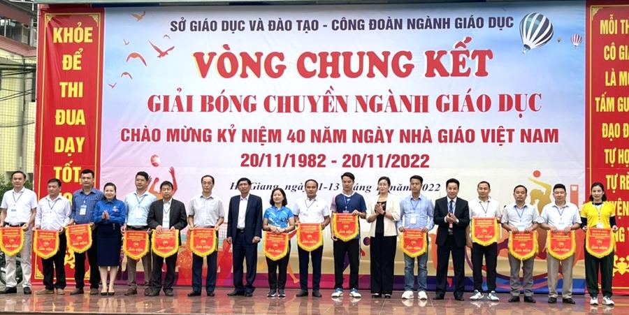 Phó Chủ tịch UBND tỉnh Hà Thị Minh Hạnh và lãnh đạo một số cơ quan tặng Cờ lưu niệm cho các đội thi