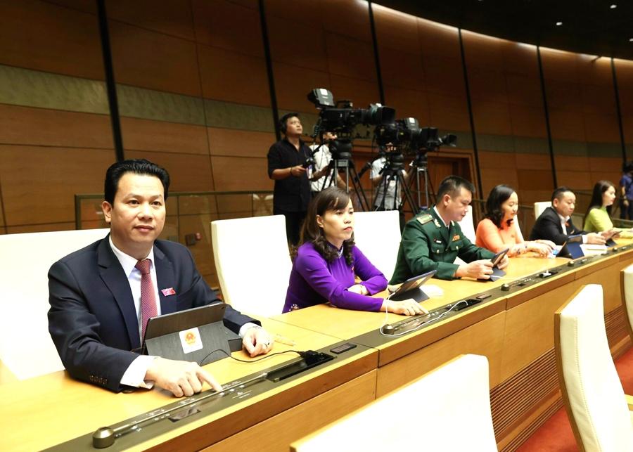 Các Đại biểu Quốc hội tỉnh Hà Giang biểu quyết thông qua các nghị quyết