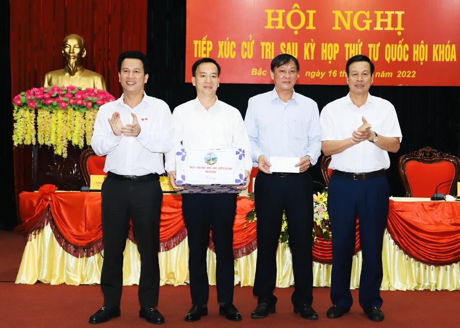 Bí thư Tỉnh ủy Đặng Quốc Khánh và Chủ tịch UBND tỉnh Nguyễn Văn Sơn tặng quà lãnh đạo thị trấn Việt Quang