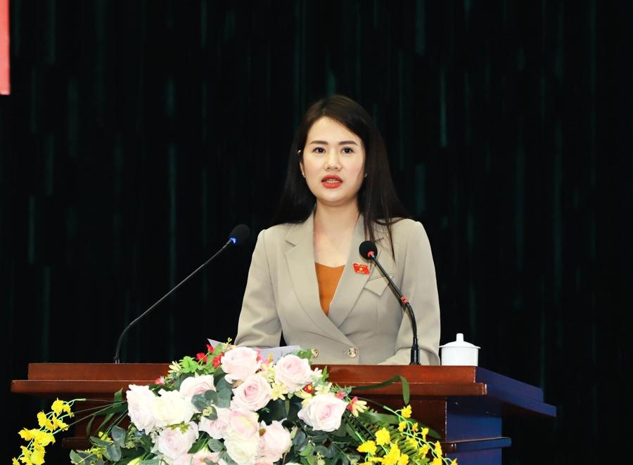 Đại biểu Vương Thị Hương thay mặt Đoàn ĐBQH Hà Giang báo cáo tới cử tri kết quả Kỳ họp thứ 4