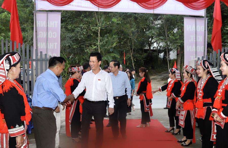 Bí thư Tỉnh ủy Đặng Quốc Khánh cùng các đại biểu tới dự Ngày hội Đại đoàn kết toàn dân tộc thôn Thanh Sơn
