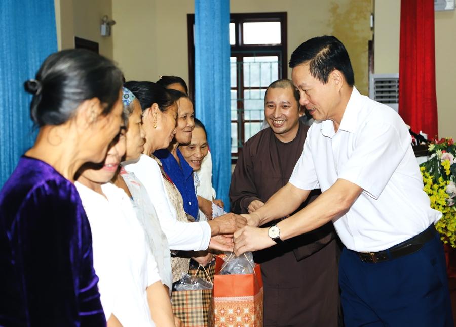 Chủ tịch UBND tỉnh Nguyễn Văn Sơn và đại diện Ban Trị sự Giáo hội Phật giáo tỉnh Thừa Thiên Huế tặng quà các hộ