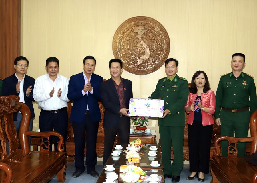 Các đồng chí lãnh đạo tỉnh tặng quà Đồn Biên phòng Thàng Tín