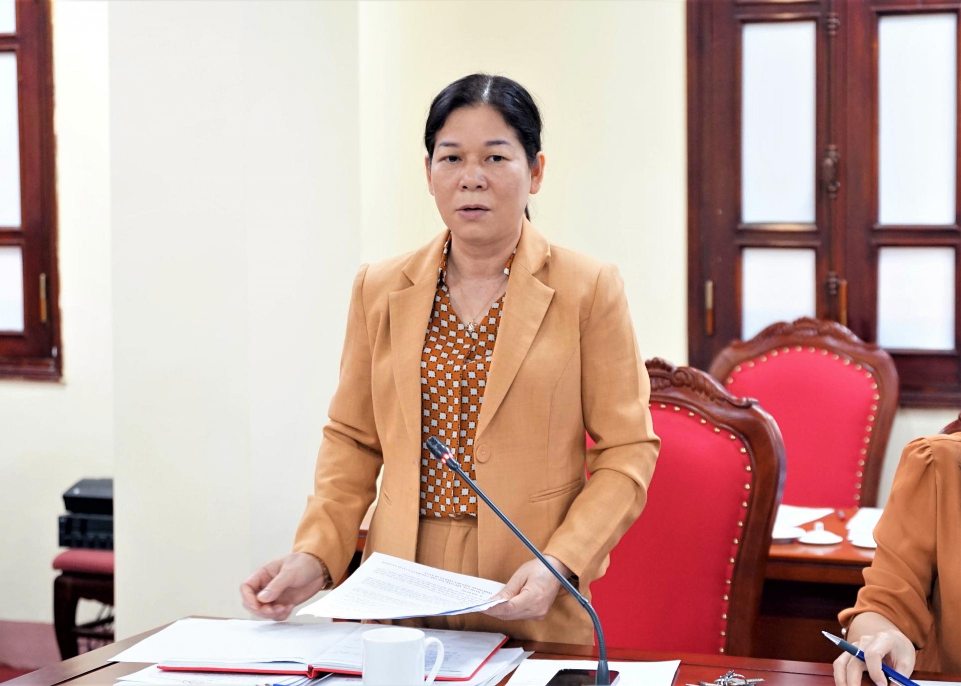 Phó Chủ tịch Thường trực HĐND tỉnh Chúng Thị Chiên phát biểu tại phiên họp.