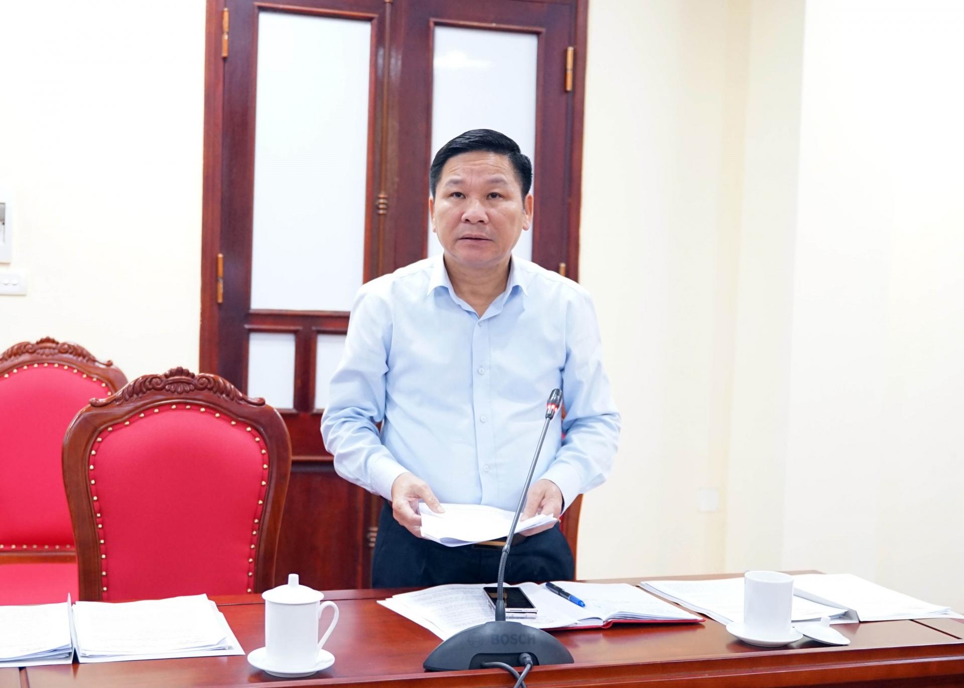Phó Chủ tịch HĐND tỉnh Hoàng Văn Vịnh phát biểu tại phiên họp.