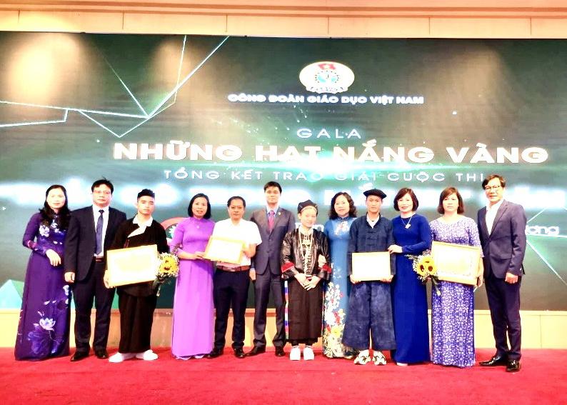 Nhóm tác giả Hà Giang đoạt giải (thứ 5 từ trái sang và thứ 2 từ phải sang) chụp ảnh lưu niệm cùng Bộ trưởng Bộ Giáo dục và Đào tạo (Ảnh: CTV).