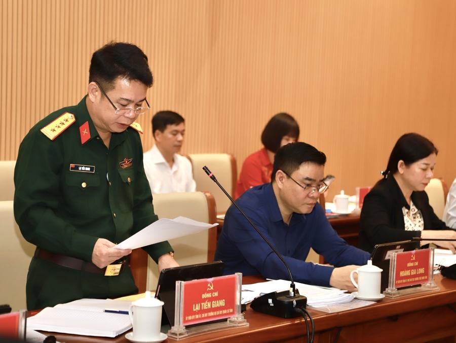 Chỉ huy trưởng Bộ CHQS tỉnh trình bày tờ trình về việc ra nghị quyết lãnh đạo thực hiện nhiệm vụ QP-AN năm 2023-2024