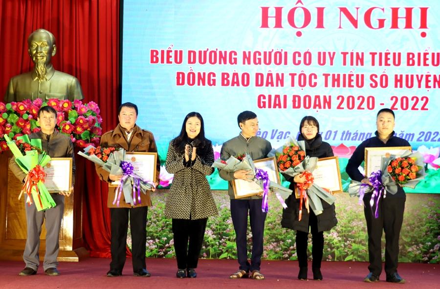 Bí thư Huyện ủy Mèo Vạc Vương Ngọc Hà trao Giấy khen của Chủ tịch UBND huyện Mèo Vạc cho các tập thể có thành tích xuất sắc trong thực hiện chính sách người có uy tín, giai đoạn 2020 – 2022.