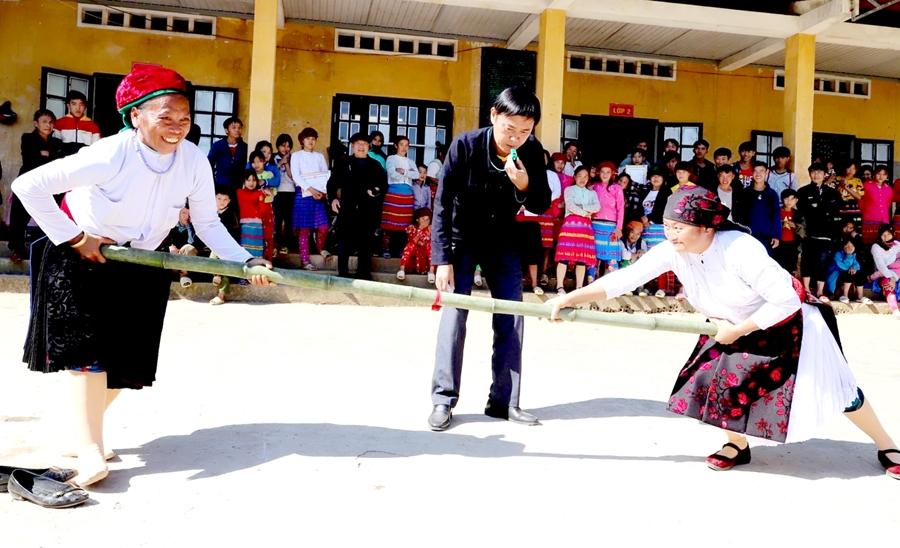Nhân dân xã Giàng Chu Phìn (Mèo Vạc) tham gia trò chơi đẩy gậy trong Ngày hội Đại đoàn kết các dân tộc.