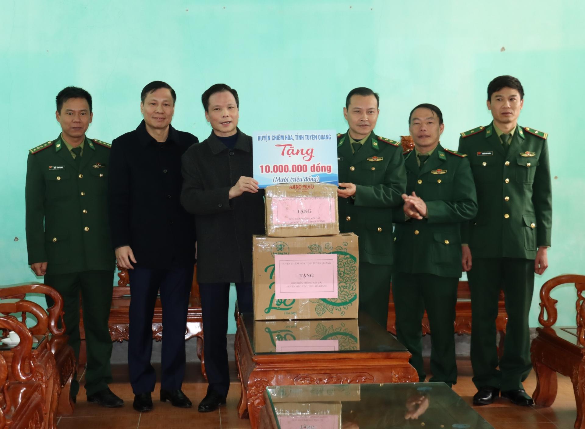Lãnh đạo Huyện ủy Chiêm Hóa tặng quà Đồn Biên phòng Xín Cái.