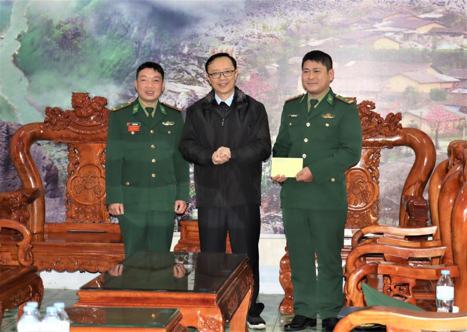 Chủ tịch HĐND tỉnh Thào Hồng Sơn tặng quà Đồn Biên phòng Sơn Vĩ.