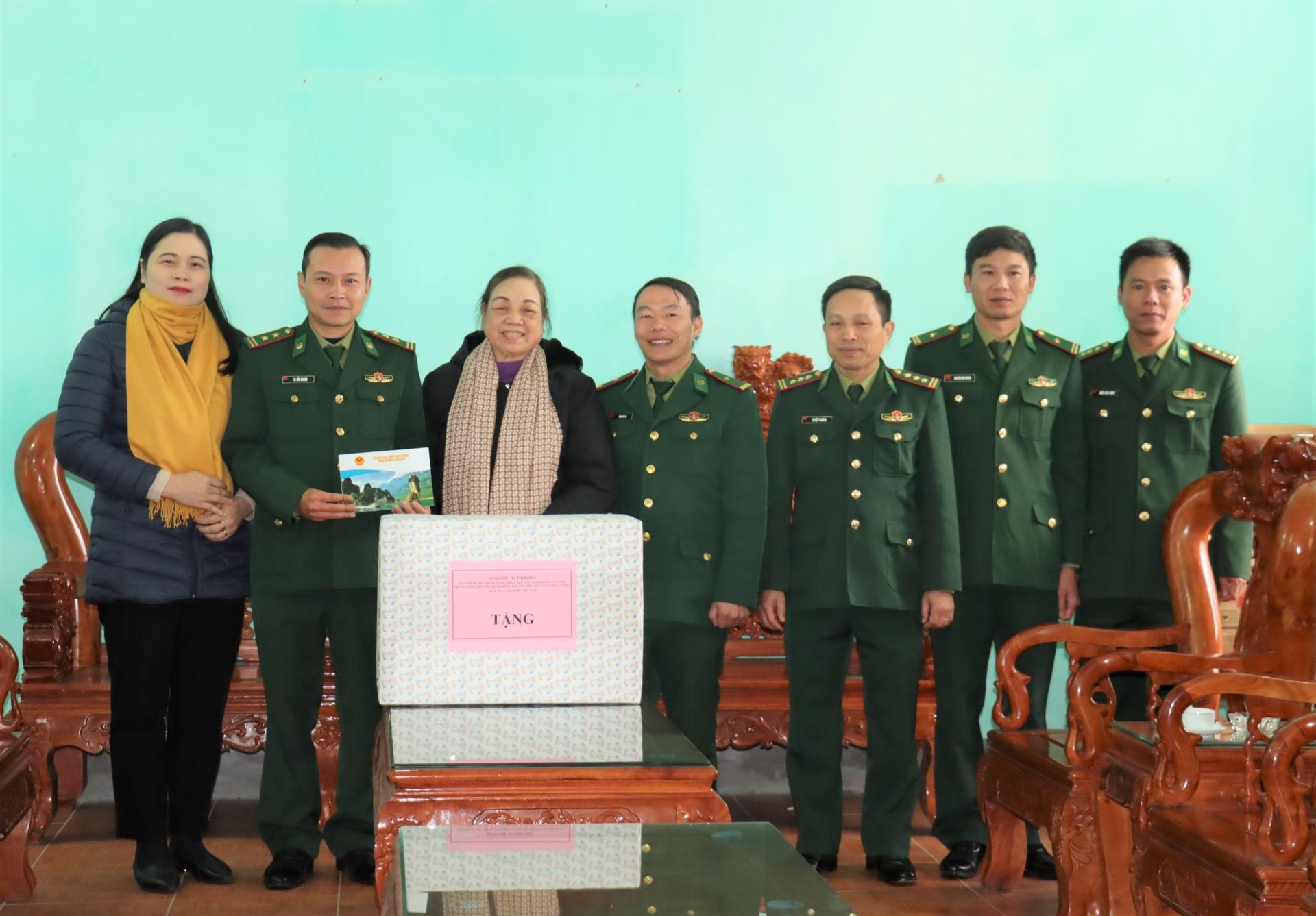 Nguyên Trưởng Ban Dân vận T.Ư Hà Thị Khiết tặng quà Đồn Biên phòng Xín Cái.
