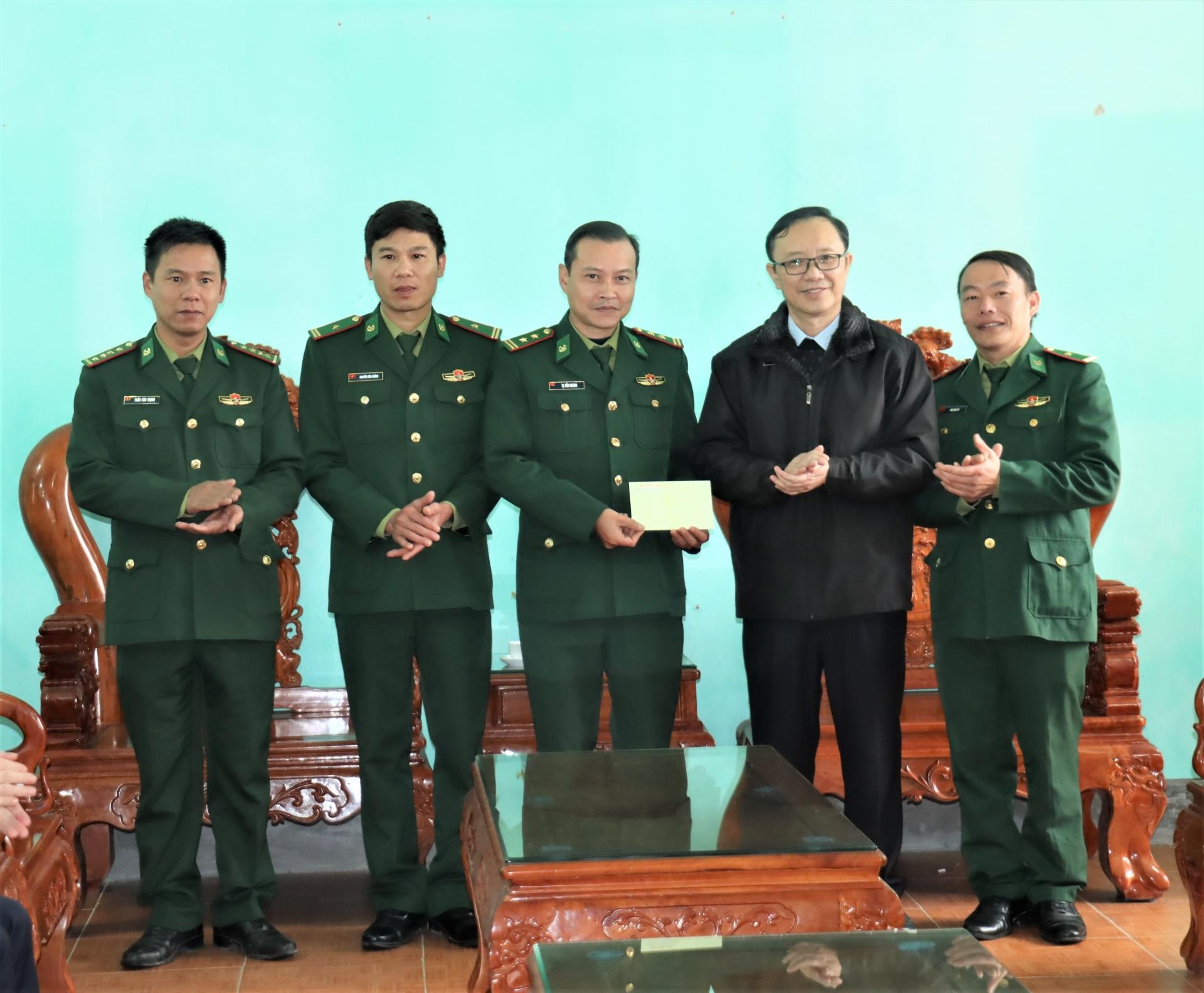 Chủ tịch HĐND tỉnh Thào Hồng Sơn tặng quà Đồn Biên phòng Xín Cái.