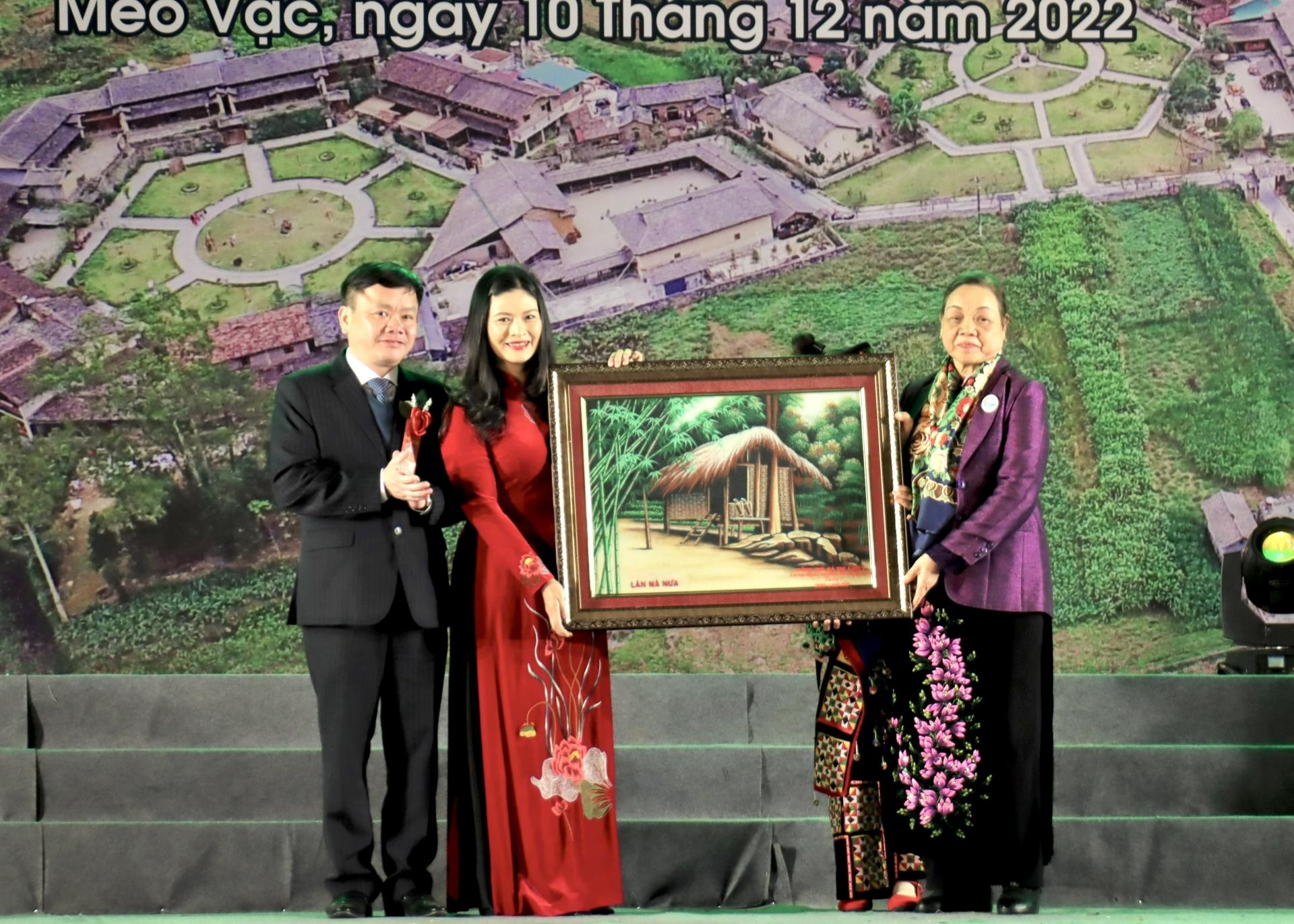 Nguyên Trưởng ban Dân vận T.Ư Hà Thị Khiết tặng bức tranh cho huyện Mèo Vạc.