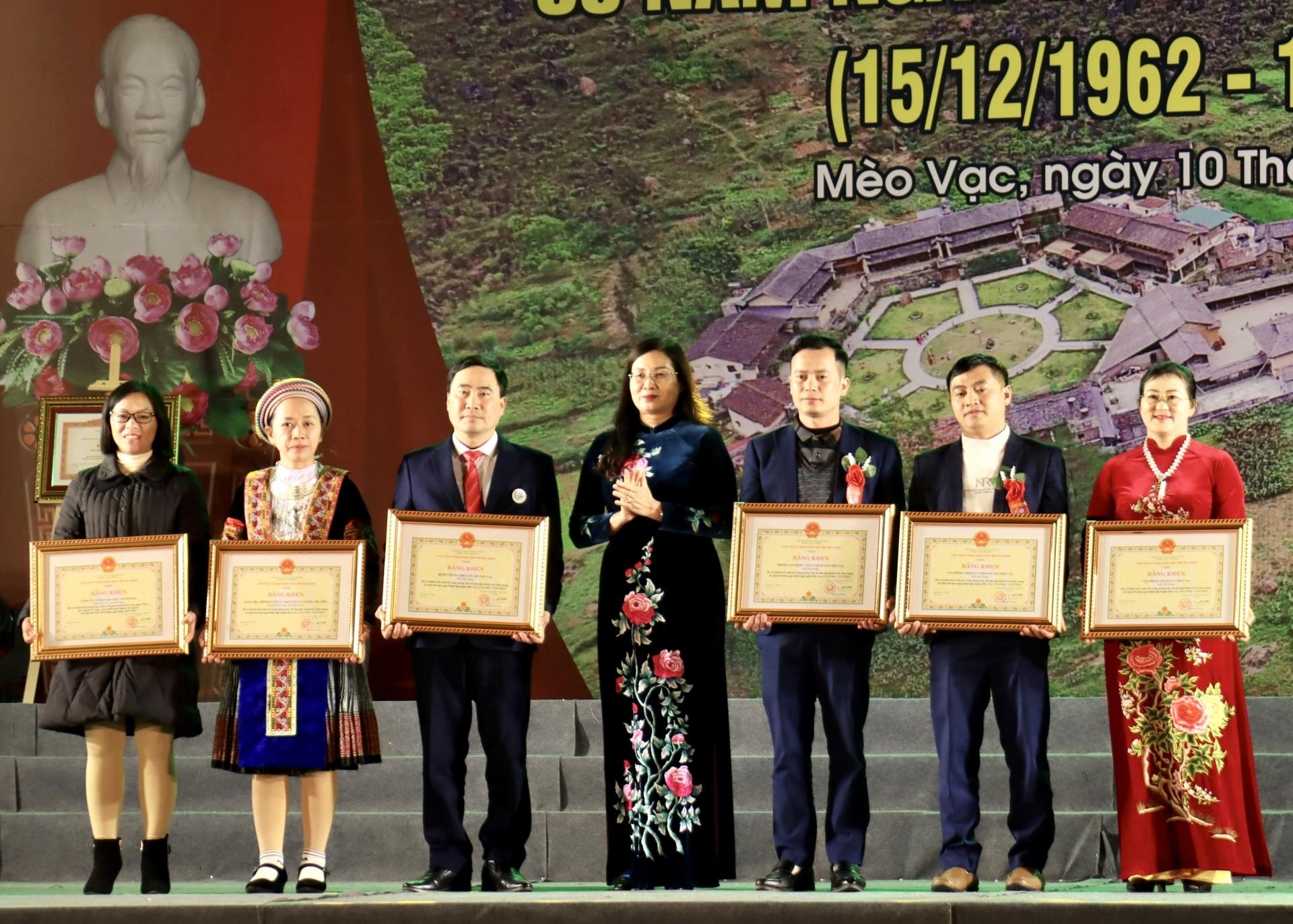 Phó Chủ tịch UBND tỉnh Hà Thị Minh Hạnh trao Bằng khen của Chủ tịch UBND tỉnh cho các tập thể có thành tích xuất sắc trong thực hiện phong trào thi đua chào mừng kỷ niệm 60 năm Ngày thành lập huyện.