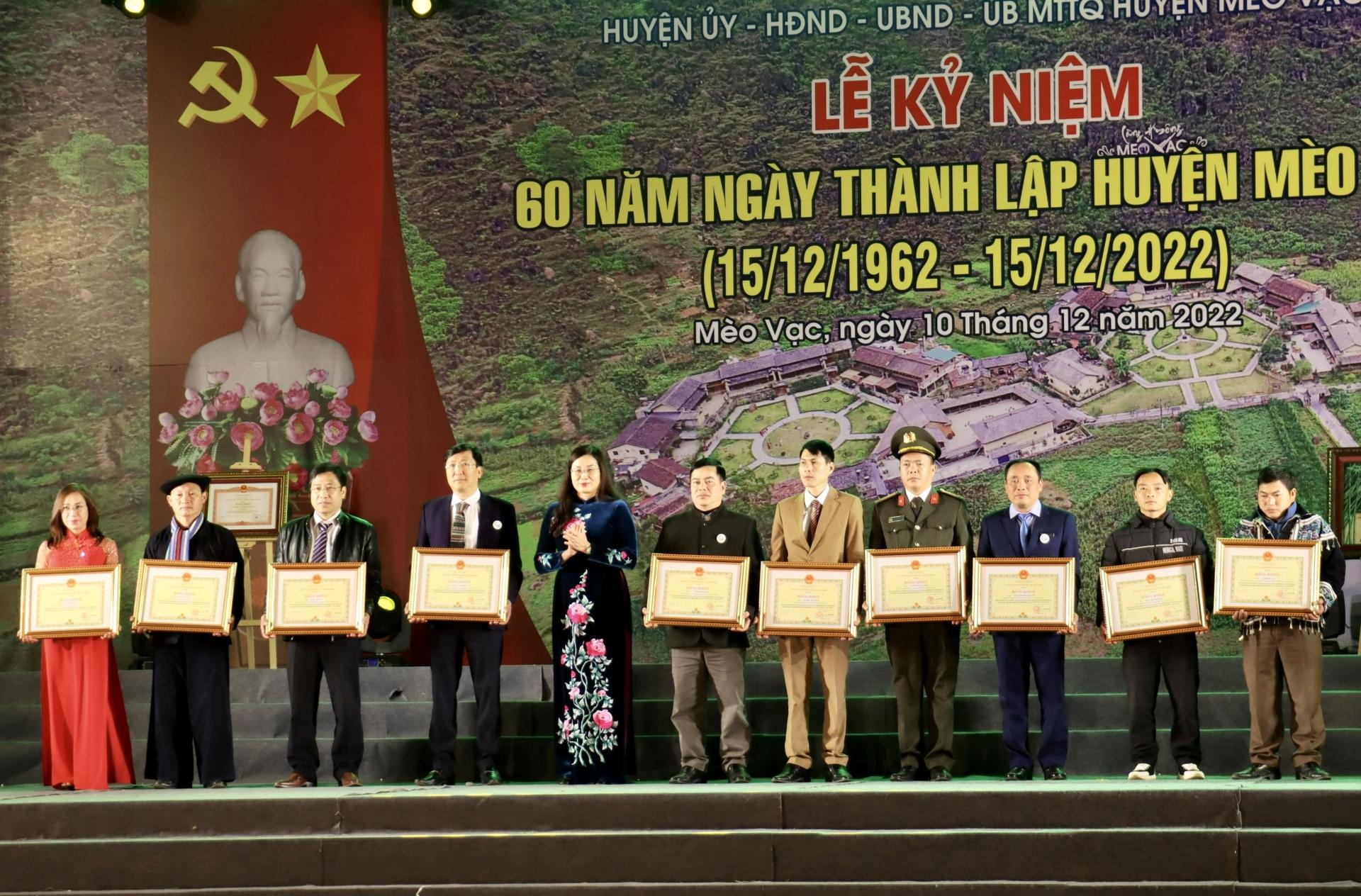 Phó Chủ tịch UBND tỉnh Hà Thị Minh Hạnh trao Bằng khen của Chủ tịch UBND tỉnh cho các cá nhân có thành tích xuất sắc trong thực hiện phong trào thi đua chào mừng kỷ niệm 60 năm Ngày thành lập huyện.