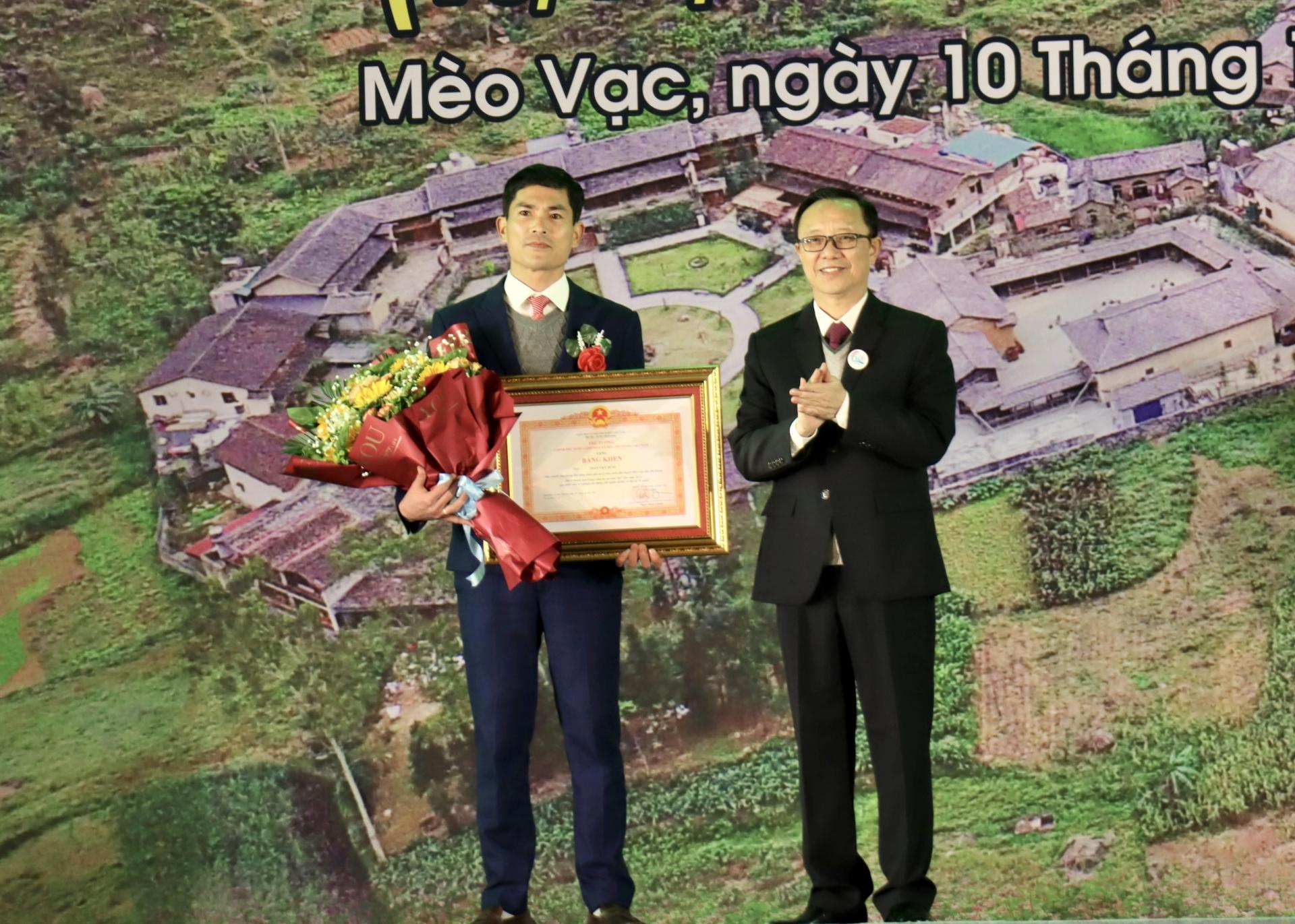 Chủ tịch HĐND tỉnh Thào Hồng Sơn trao Bằng khen của Thủ tướng Chính phủ cho Đảng bộ, chính quyền và nhân dân huyện Mèo Vạc.