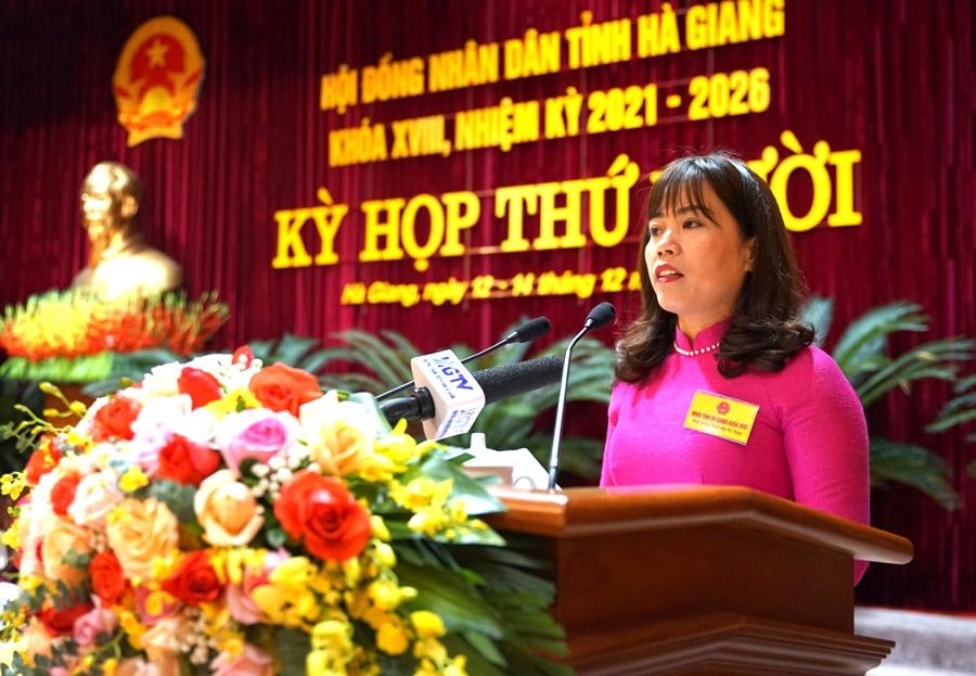 Phó Trưởng đoàn chuyên trách ĐBQH khóa XV tỉnh Lý Thị Lan báo cáo kết quả Kỳ họp thứ 4, Quốc hội khóa XV.