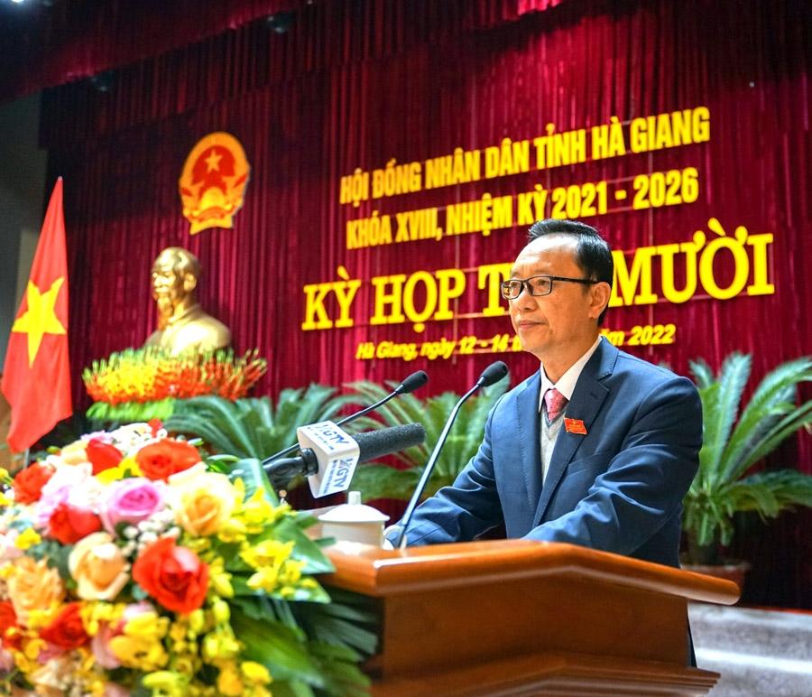 Phó Bí thư Thường trực Tỉnh ủy, Chủ tịch HĐND tỉnh Thào Hồng Sơn khai mạc kỳ họp.