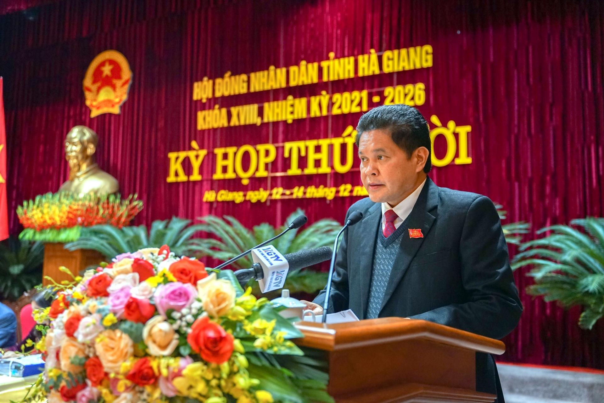 Chủ tịch Ủy ban MTTQ tỉnh Vàng Seo Cón thông báo về công tác tham gia xây dựng chính quyền năm 2022; tổng hợp ý kiến, kiến nghị của cử tri và Nhân dân gửi kỳ họp.