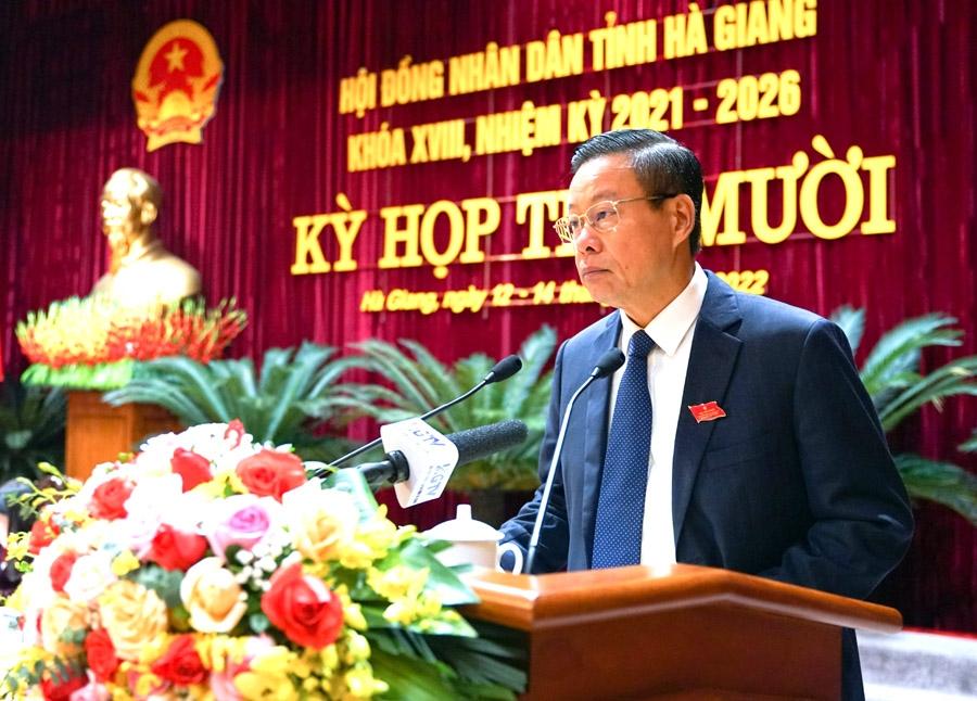 Phó Bí thư Tỉnh ủy, Chủ tịch UBND tỉnh Nguyễn Văn Sơn báo cáo kết quả thực hiện kế hoạch phát triển KT-XH năm 2022 và phương hướng, nhiệm vụ trọng tâm năm 2023.