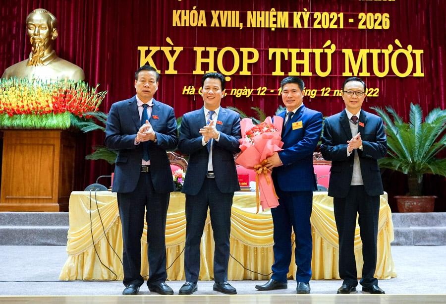 Các đồng chí lãnh đạo tỉnh tặng hoa chúc mừng đồng chí Đỗ Quốc Hương, Giám đốc Sở Ngoại vụ được bầu vào Ủy viên UBND tỉnh khóa XVIII, nhiệm kỳ 2021 – 2026.