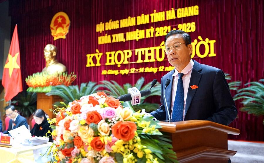 Phó Bí thư Tỉnh ủy, Chủ tịch UBND tỉnh Nguyễn Văn Sơn trình bày Tờ trình giới thiệu nhân sự bầu bổ sung Ủy viên UBND tỉnh, nhiệm kỳ 2021 – 2026.