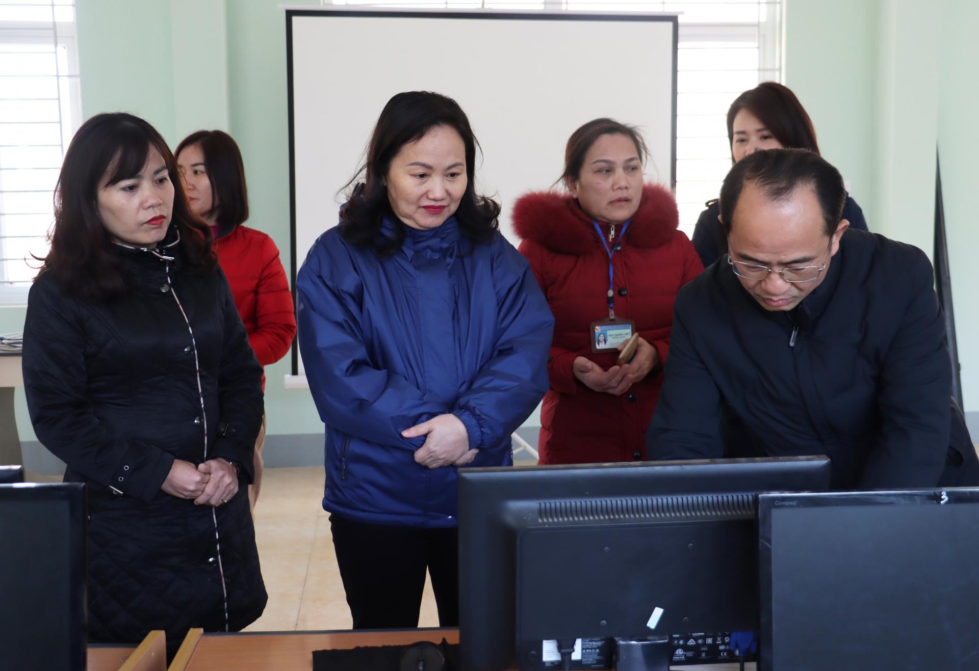 Đoàn ĐBQH khóa XV tỉnh khảo sát thiết bị dạy học tại Trường PTDT Nội trú THCS và THPT huyện Đồng Văn.