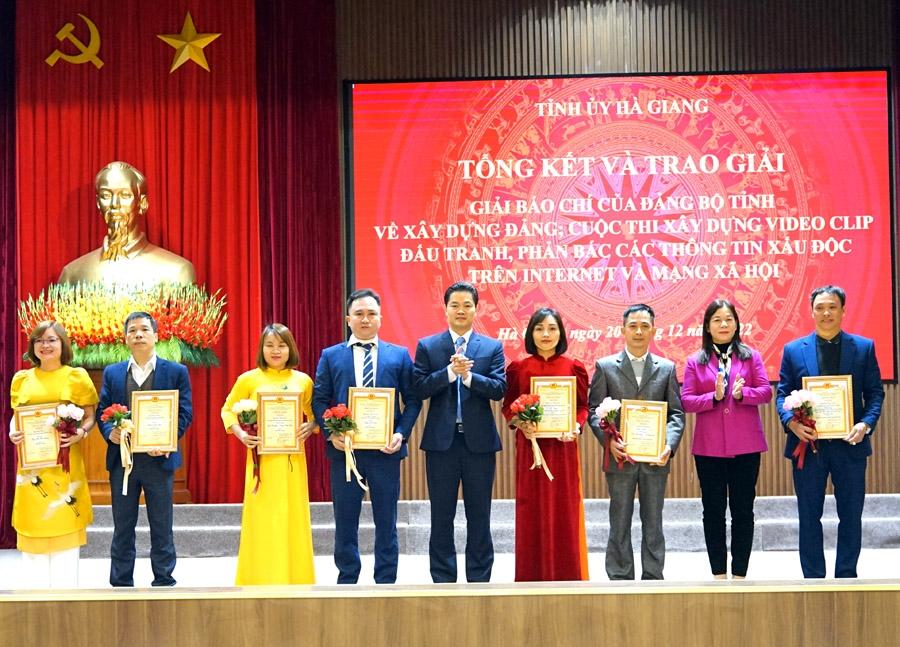 Trưởng ban Tuyên giáo Tỉnh ủy Vũ Mạnh Hà và Phó Chủ tịch Thường trực HĐND tỉnh Chúng Thị Chiên trao giải B cho các tác giả.