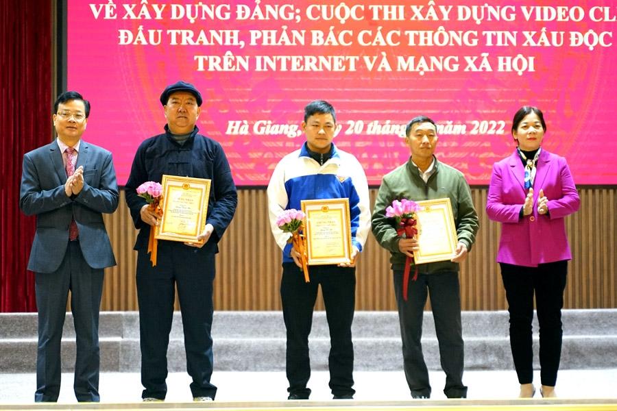 Chủ nhiệm UBKT Tỉnh ủy Trần Quang Minh và Phó Chủ tịch Thường trực HĐND tỉnh Chúng Thị Chiên trao Chứng nhận nhân vật tiêu biểu cho các cá nhân tham gia giải.